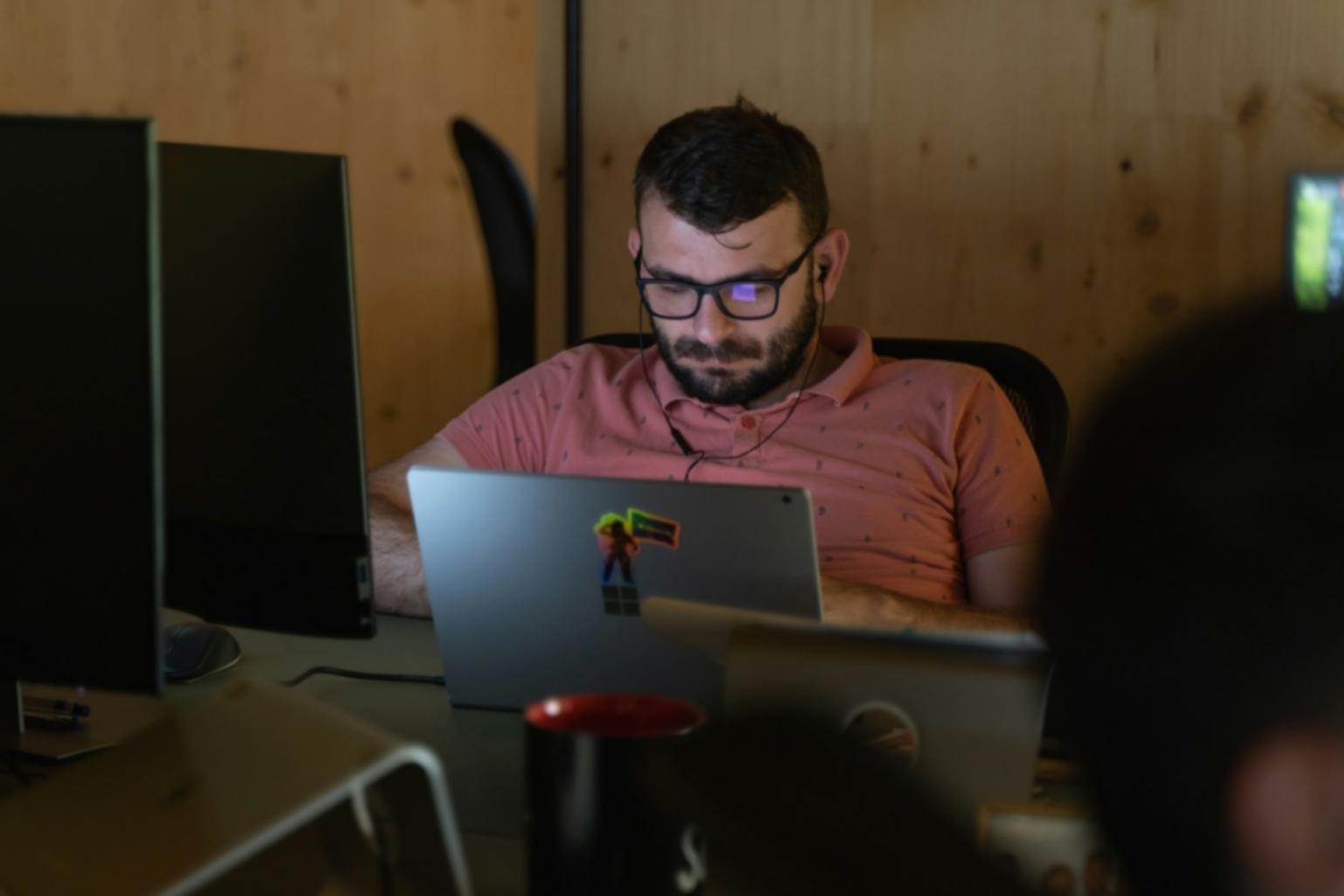Finanzanalyse Arbeitsplatz mit modernen Analysewerkzeugen